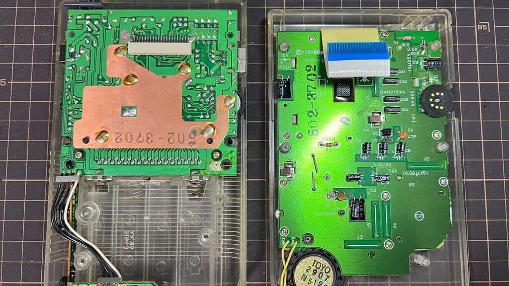 初代ゲームボーイを分解した様子