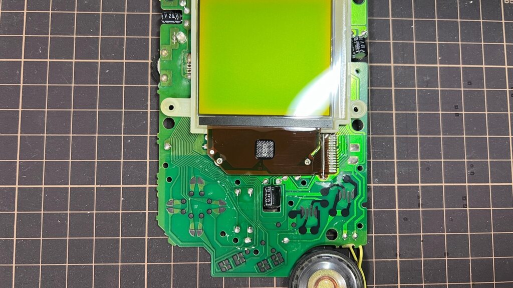 表側の基盤をケースから取り外した様子