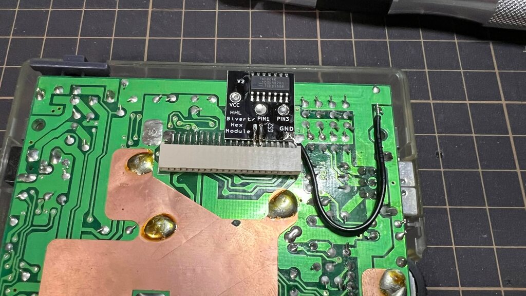 Bivertモジュールをゲームボーイの基盤に取り付けた様子