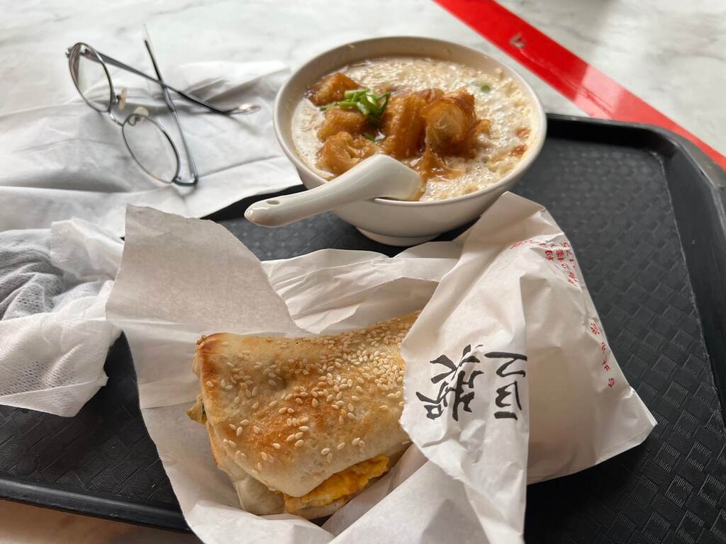 鹹豆漿と厚餅夾蛋