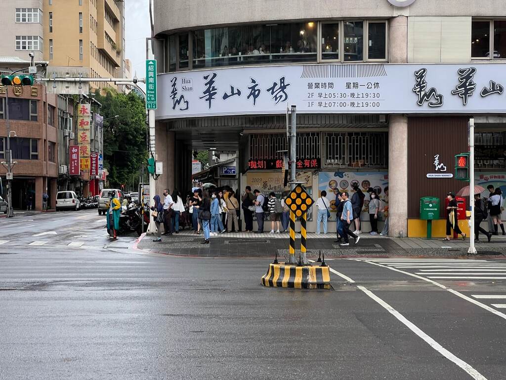 阜杭豆漿へ入る行列